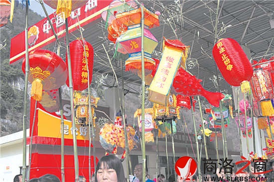 柞水县将法治文化融入民俗文化活动当中，图为庆元宵舞龙灯活动现场。
