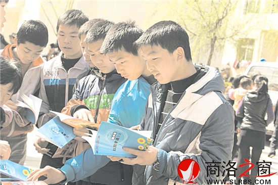 图为送法进柞水县红岩寺中学现场