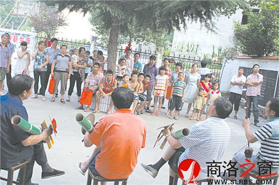 柞水县率先在全省建立了以叶家湾为典范的法治文化大院，图为叶家湾文化大院里的法治渔鼓表演现场。