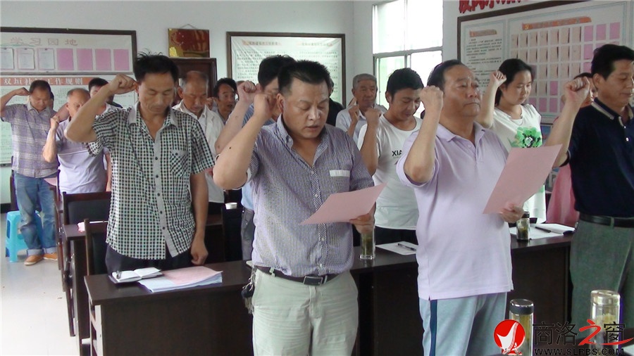 商南县县直机关工委干部慰问党员给所有党员讲了党课