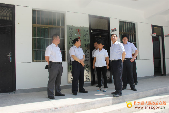 胡润泽书记询问大河村党建及流动党员管理情况