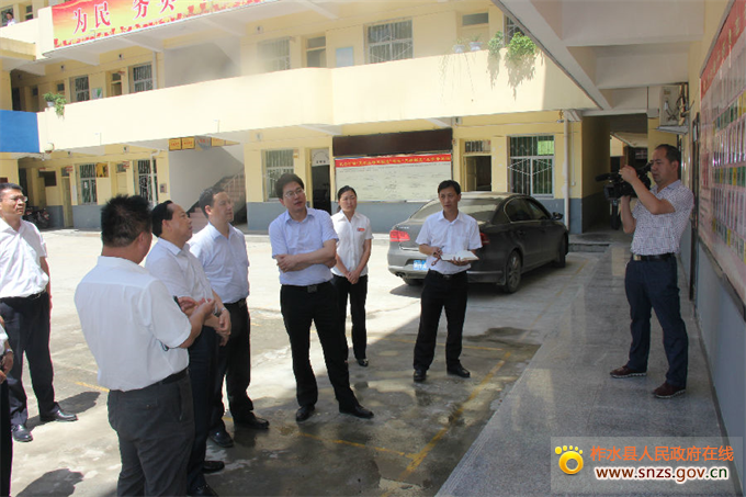 胡润泽书记检查瓦房口镇五项制度落实情况