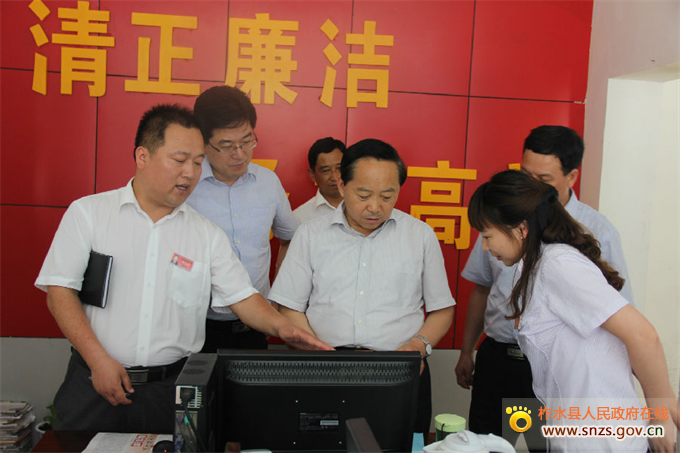 胡润泽书记在瓦房口镇社保所了解为民代办落实情况