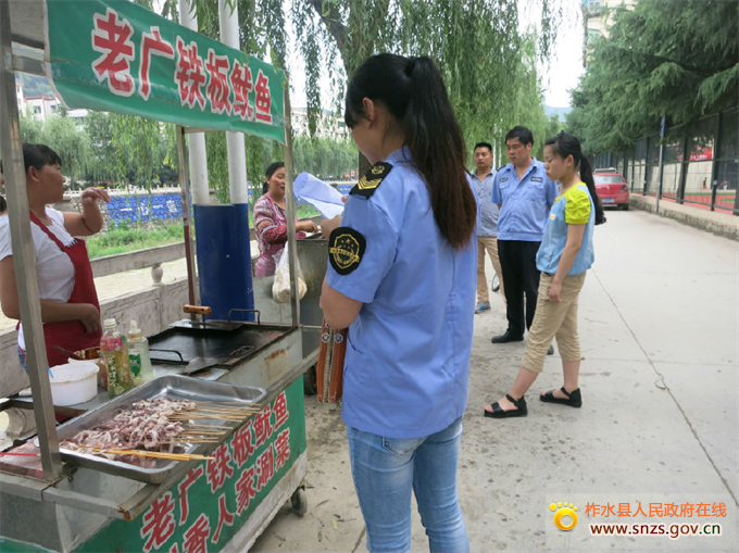 干佑街办开展学校周边食品安全环境整治.JPG