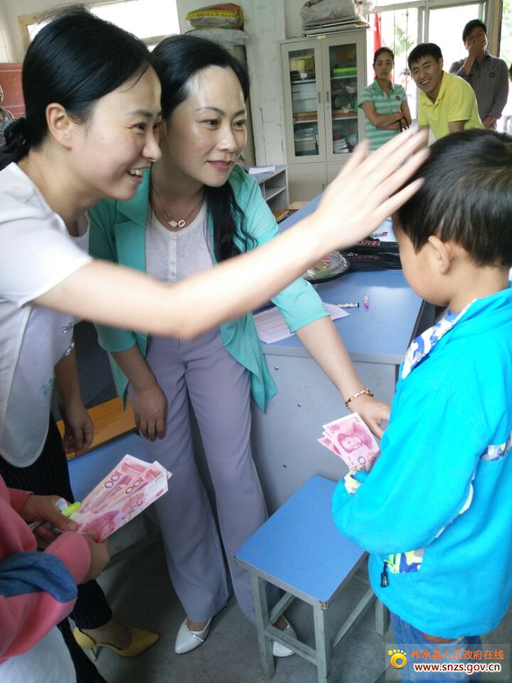 柞水县妇联关爱留守儿童活动在营盘镇太河小学举行