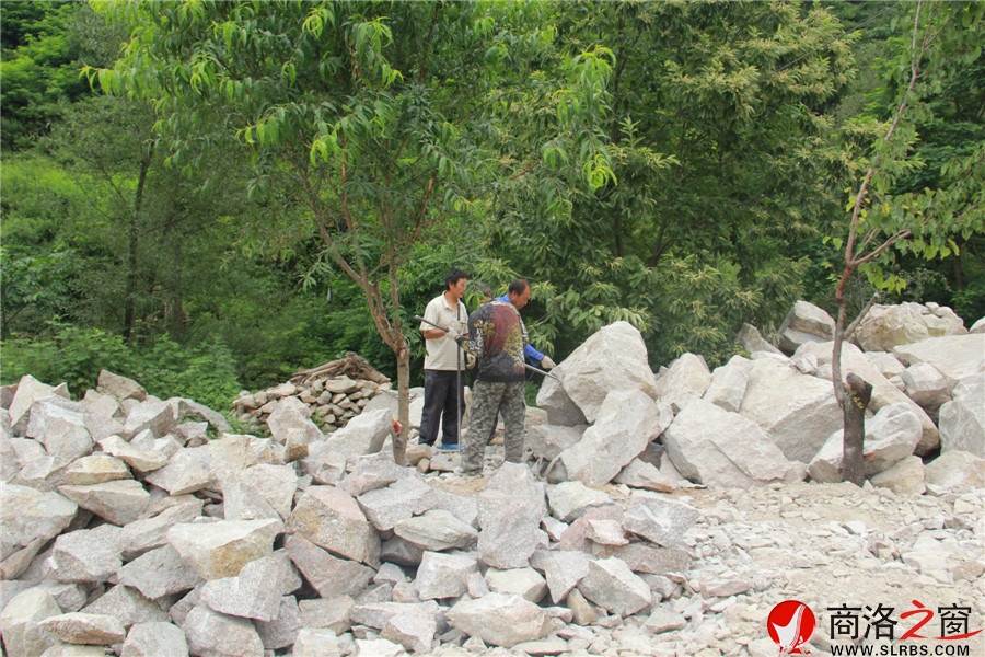 美丽乡村建设：柞水曹坪镇九间房村入户道路紧张铺设