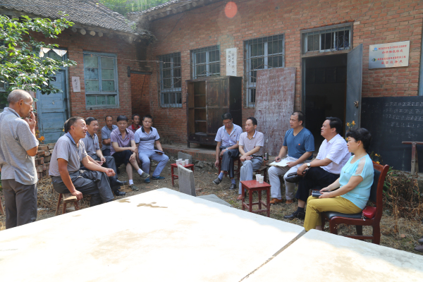 商州区人社局局长杨百正深入包扶村开展精准扶贫工作