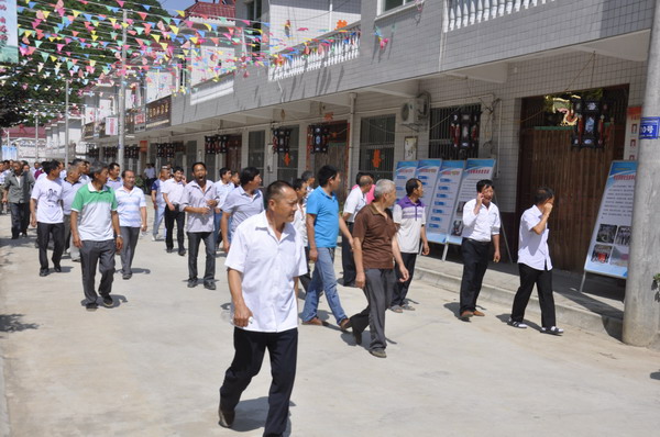 镇安县米粮镇组织村干部和群众代表到兄弟镇参观学习