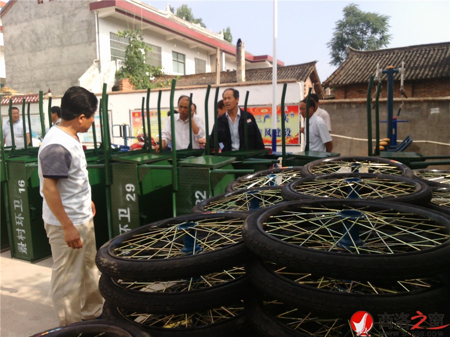 洛南景村新购置生活垃圾转运设施配备给全镇各村投入使用