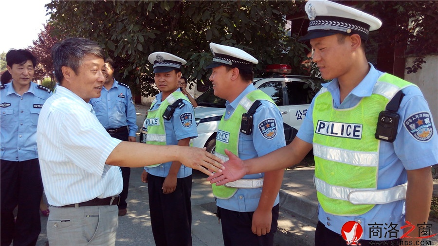 洛南县总工会夏日送清凉情暖交警心