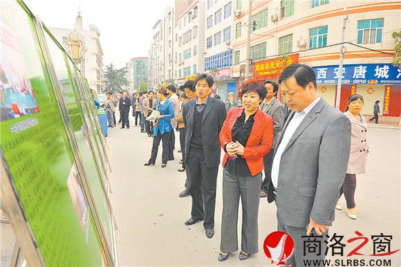 商南把阳光信访的流程制成展板，巡回全县进行宣传。