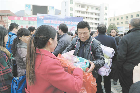 市直部门及商南县上千名干部驻村入户“帮穷亲”