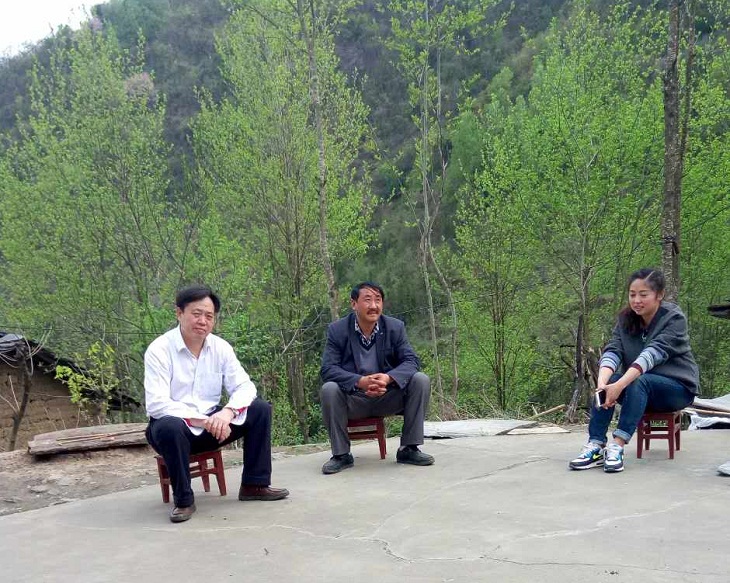 镇安县供销合作社干部驻村入户促脱贫