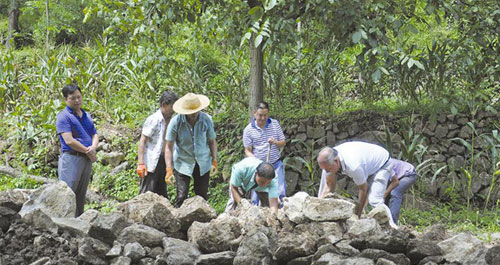 米粮镇水峡村干部群众抢修水毁道路