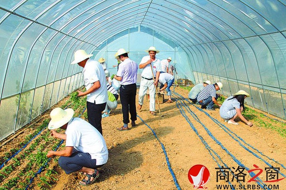 干佑街道办事处党员在脱贫攻坚主战场践行两学一做