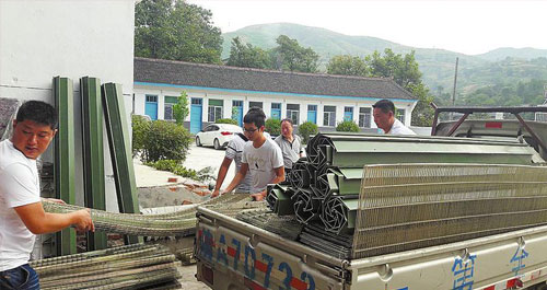 三千五百只优质鸡苗发放到一百零二户贫困群众手中