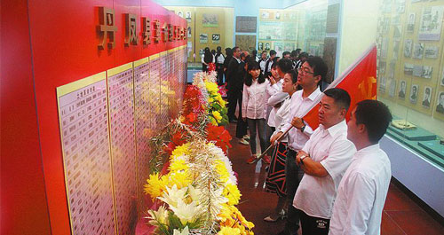 丹凤县举行纪念红军长征胜利八十周年暨烈士纪念日公祭活动