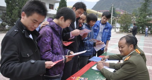 米粮镇广大适龄青年踊跃报名参军