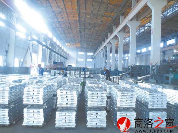 我市外贸骨干企业——商洛炼锌厂生产的锌锭。