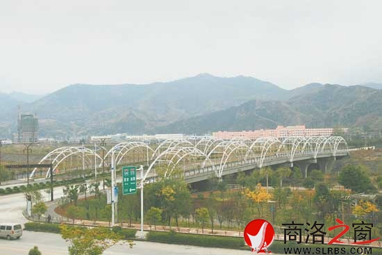 进入园区的西商二线引线及丹江大桥，使园区与高速实现零距离。