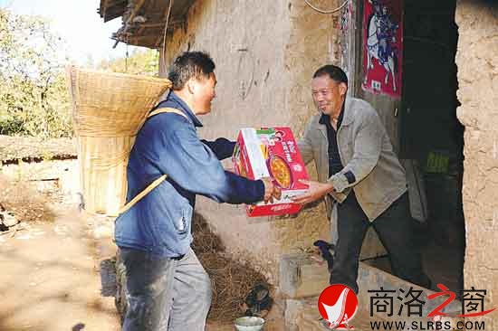 为出行不便老人送物资