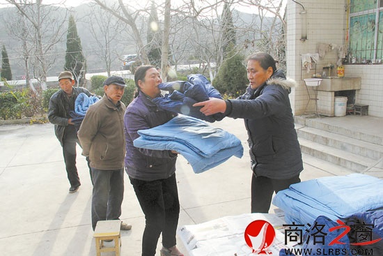 向困难群众发放过冬棉衣