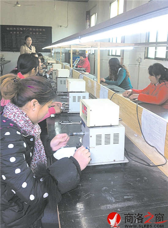 移民新区妇女在电子加工厂生产车间上班