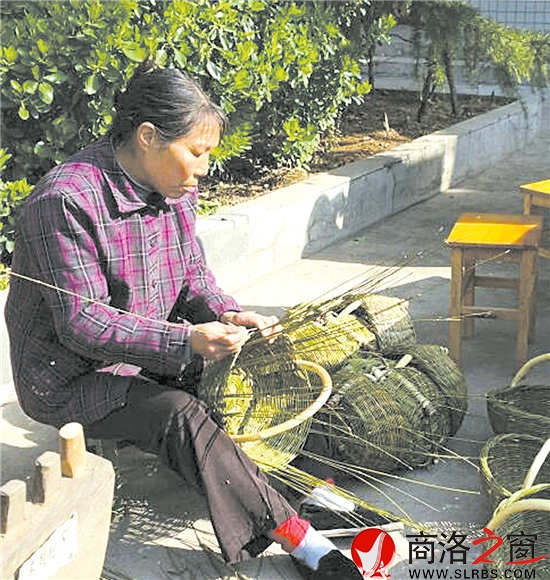 在乡村，篾匠的身影依然存在，他们编出的生活用品轻巧耐用，受到人们的欢迎。