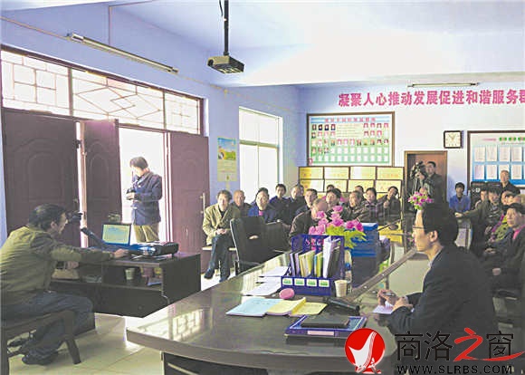 市核桃研究所专家深入基层，对核桃产业大户进行培训。