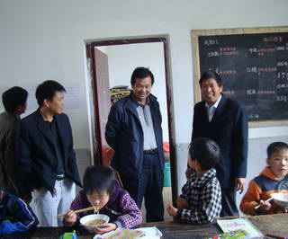 傅强深入青铜关镇检查校园安全和防汛工作