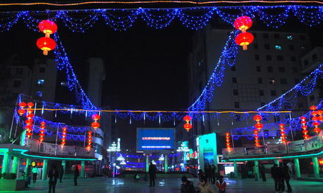 洛南春节前百余盏红灯笼妆扮中心广场