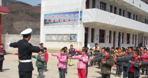 镇安交管大队强化中小学生交通安全知识教育