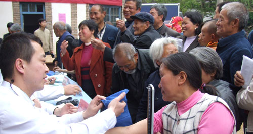 丹凤政协组织进行大棚蔬菜栽培管理活动