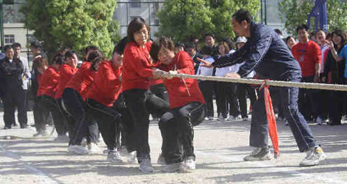 镇安总工会主办庆五一拔河比赛活动