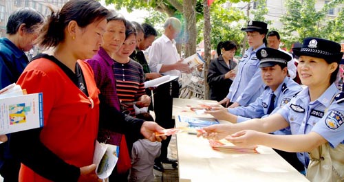 丹凤公安局组织民警进行预防电信诈骗宣传