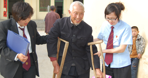 红歌在敬老院唱响