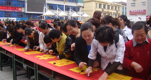 镇安妇女在创建省级园林县城横幅上签名