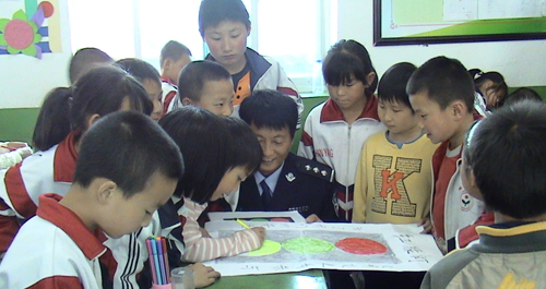 民警与学生共同绘画红绿灯