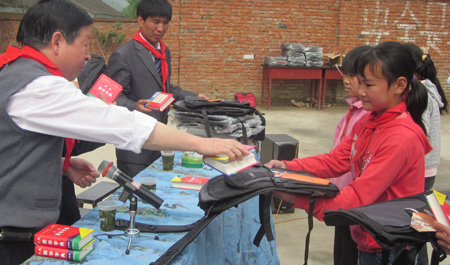 丹凤慈善协会向桃花铺小学儿童献爱心