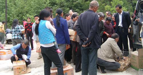 市妇幼保健院到桃岔河村进行帮扶活动