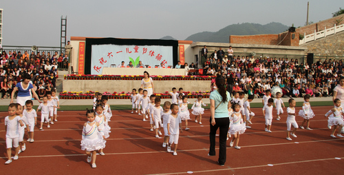 商南幼儿园庆“六一” 儿童体操比赛