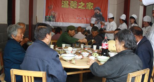 镇安县委宣传部全体职工与敬老院的老人过端午节