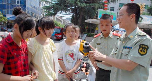 洛南县消防中队开展消防知识宣传活动