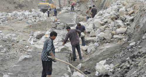 镇安青槐社区抓紧修建冰河南路堤防