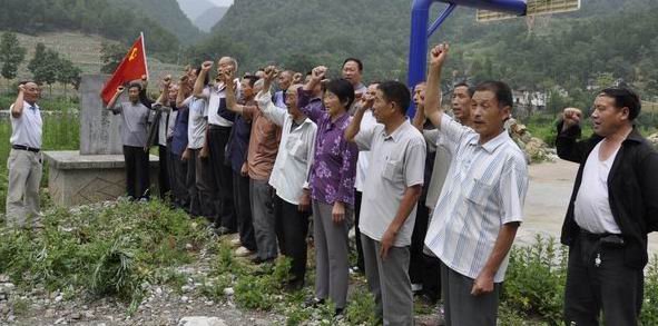 缅怀先烈重温入党誓词 畅谈幸福生活来之不易