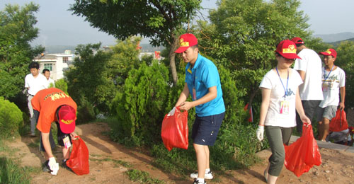 丹凤由中学生组成的创卫志愿者服务队成立