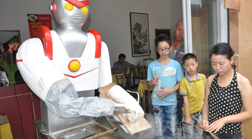 洛南县餐馆推出“机器人刀削面”