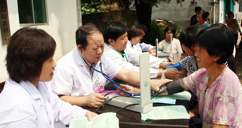 洛南县妇保院开展“爱心义诊”活动