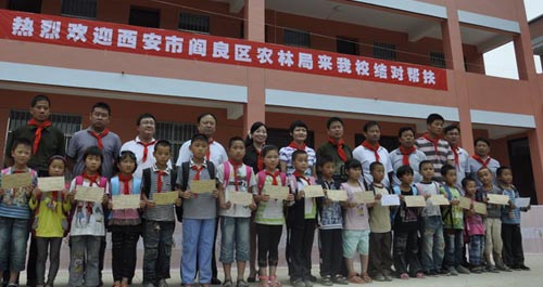 西安市阎良区农林局到镇安县献爱心