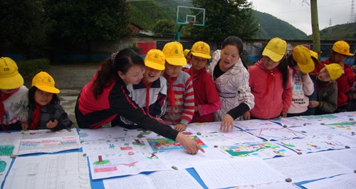 商南县城关逸夫小学扎实开展道德实践作品展评活动